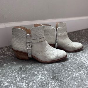 Vince camuto - White, snake skin ankle boots